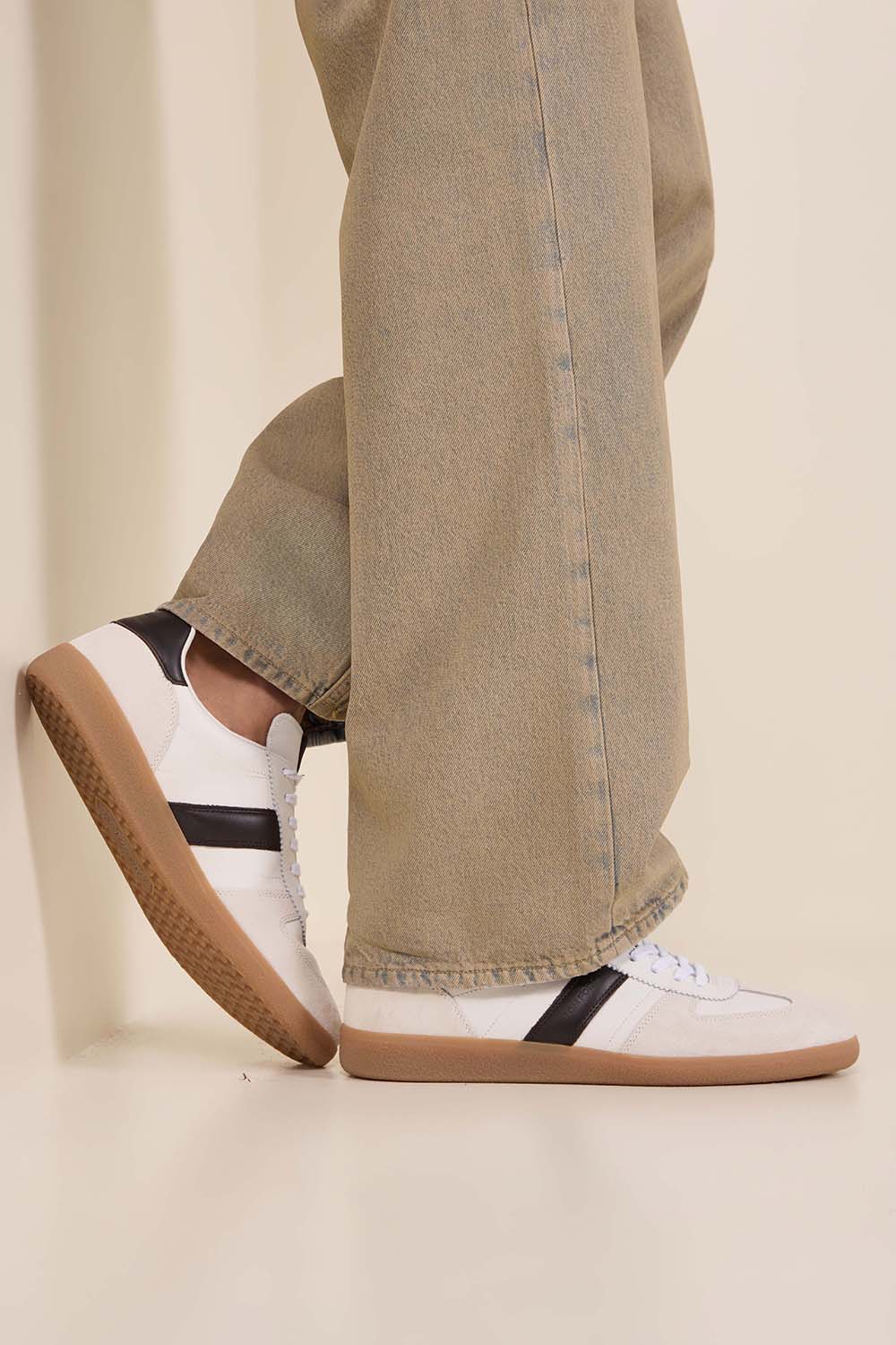 תמונת כל הלוק של נעלי סניקרס